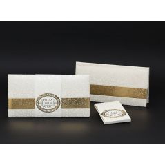 Gouden reliëf trouwkaart met crème fluwelen envelop - Alyans 2023