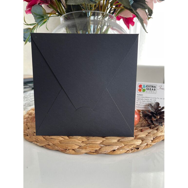 16x16 cm - Umschlag mit Dreiecksklappe - Luxuskarton in Schwarz
