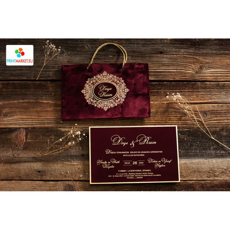 Invito a nozze color bordeaux con borsa in velluto, superficie in velluto di cartone spesso