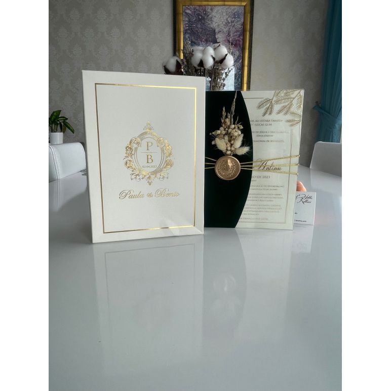 Vak en fluweel bruiloft uitnodiging. Transparante kaart met accessoires voor bloemen en zegels. 14x20cm